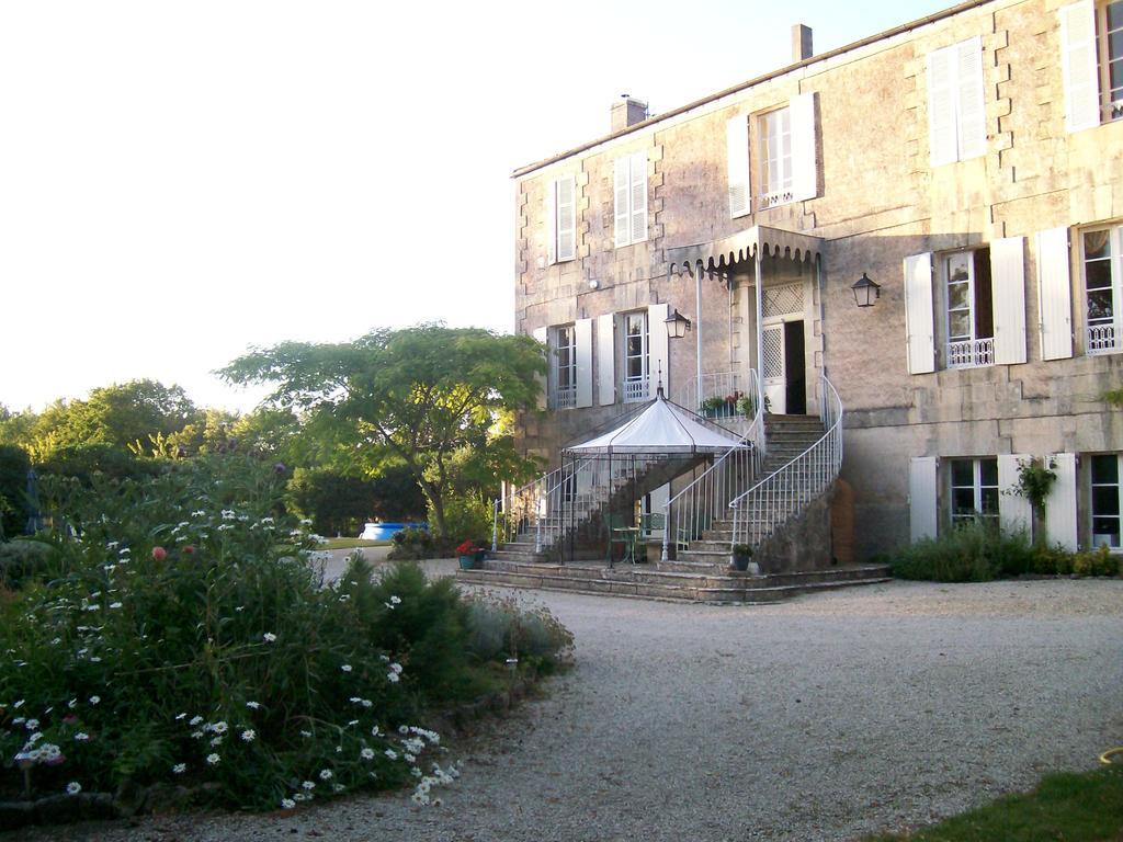 Manoir Angle Bed & Breakfast Blanzay-sur-Boutonne Exterior photo